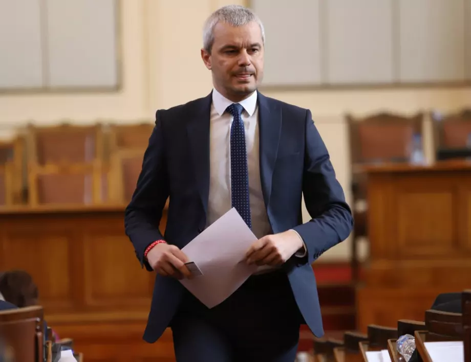 Костадинов иска официално извинение от "Продължаваме промяната" заради скандала с мирис на бой в парламента (ВИДЕО)