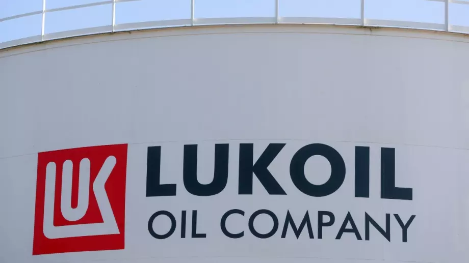 Италия поема контрола над рафинерия на Лукойл