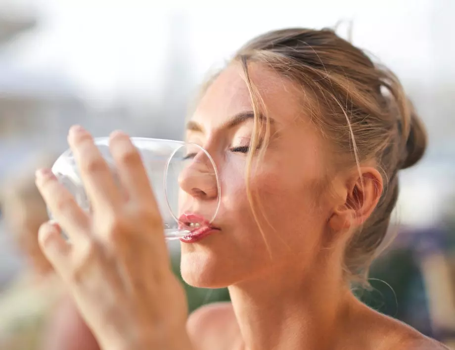 Защо е препоръчително да пиете чаша топла вода 20 минути преди хранене?