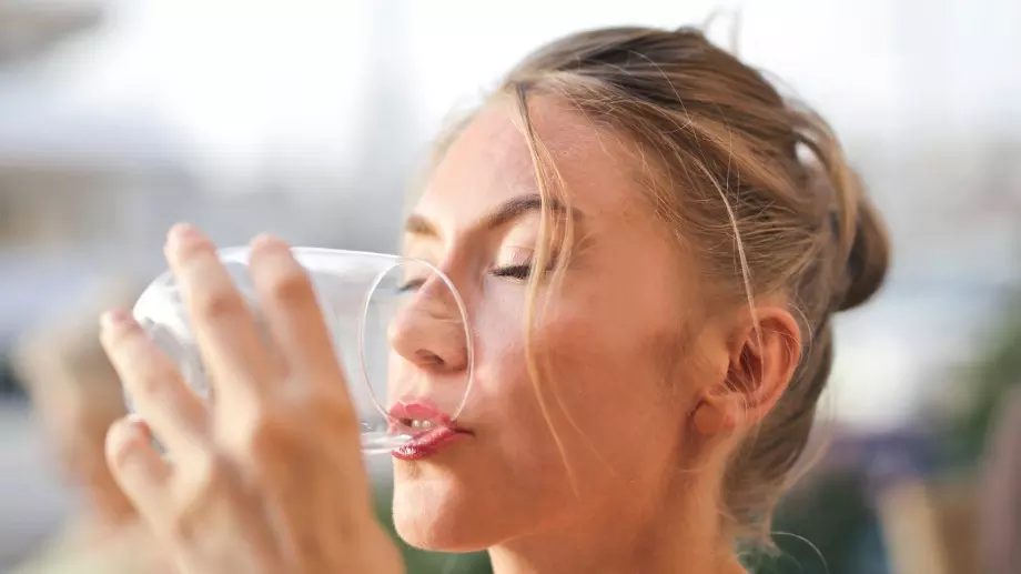 Лекар съветва: Не пийте вода твърде бързо