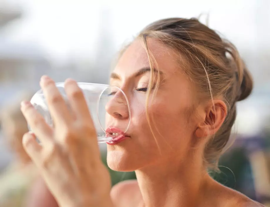 Учени установиха по кое време на деня не трябва да се пие вода