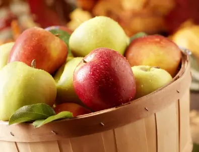 Как да премахнете токсичните химикали върху ябълките с топла вода?