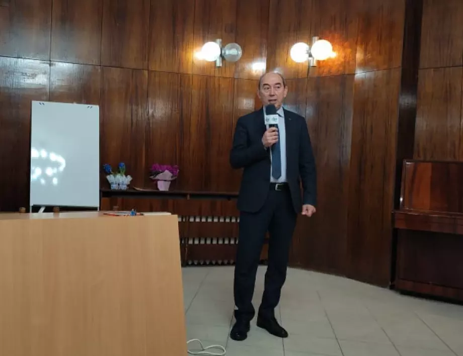 Заместник-кметът Петров откри планетариума в Асеновград