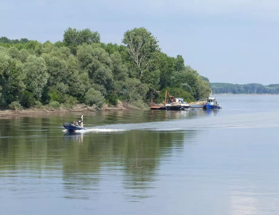 Сигнал за опасност в Дунав: 35 тона нефт изтекоха от кораб под български флаг 