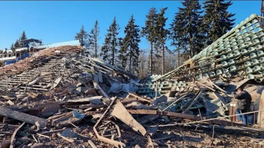 ВИДЕО: Руски снаряд унищожи стадион - всичко бе разрушено