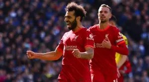 Ливърпул притисна Манчестър Сити след 8-а поредна победа и гол №2000 във Висшата лига