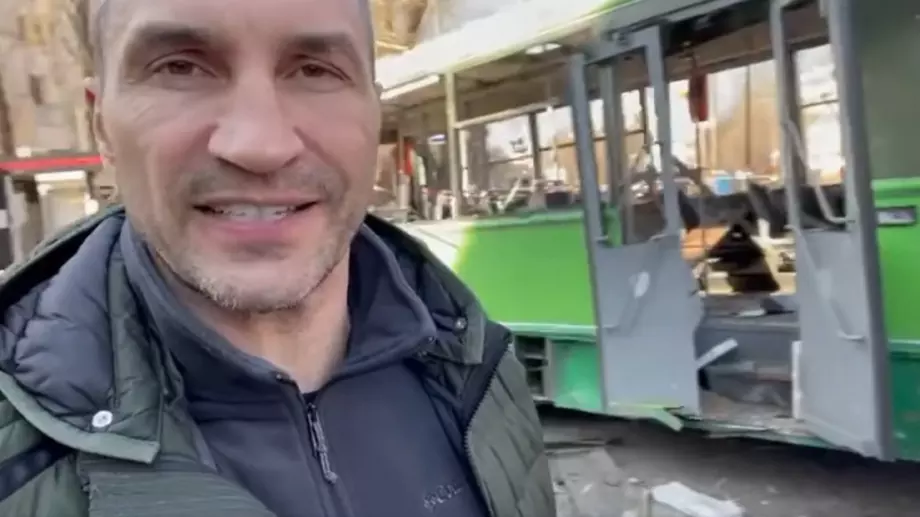 Разруха в Киев: Ракета разруши сгради, удари автобус (ВИДЕО)