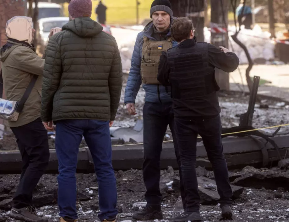 Кличко: След въздушни удари са разрушени къщи и търговски център в Киев
