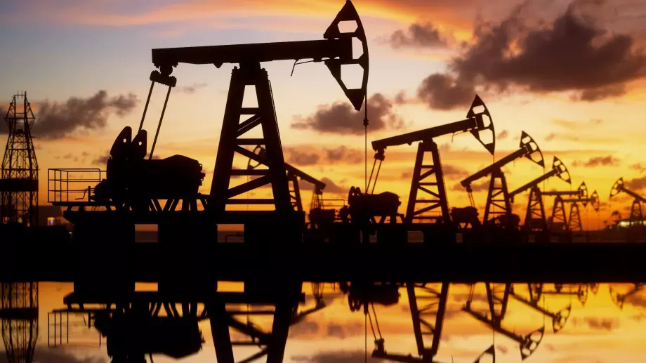 Петролът на ОПЕК продължава да поскъпва след решението за свиване на добива