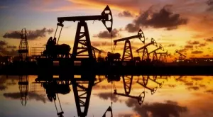 Цените на петрола поддържат курса заради американските запаси