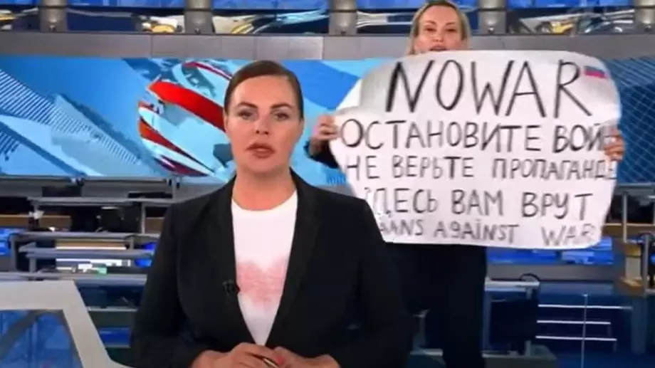 След 14 часа разпит: Глоба за руската журналистка, вдигнала плакат против войната в ефир