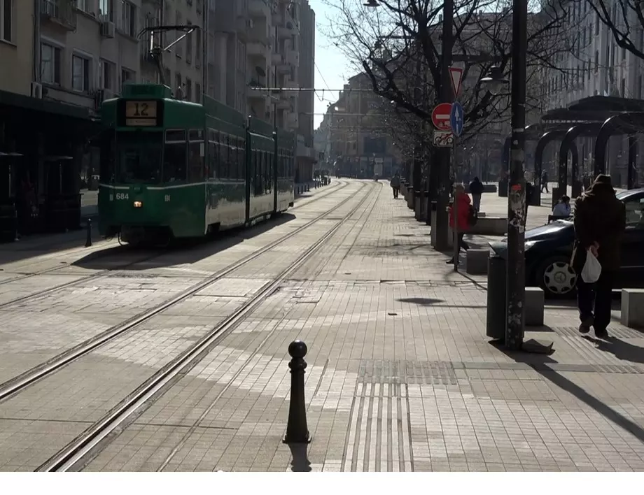 Улица "Граф Игнатиев" се руши, а общината не изисква изпълнителят да отстрани проблемите