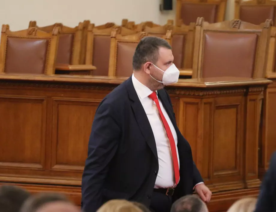 Пеевски пак е на работа, парламентът събра кворум