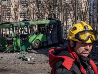 Украински пожарникари намериха време да спасят котка от руините на срината от руски обстрел сграда (ВИДЕО)