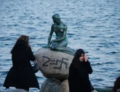 Оскверниха със свастика и руски символ Малката русалка в Копенхаген