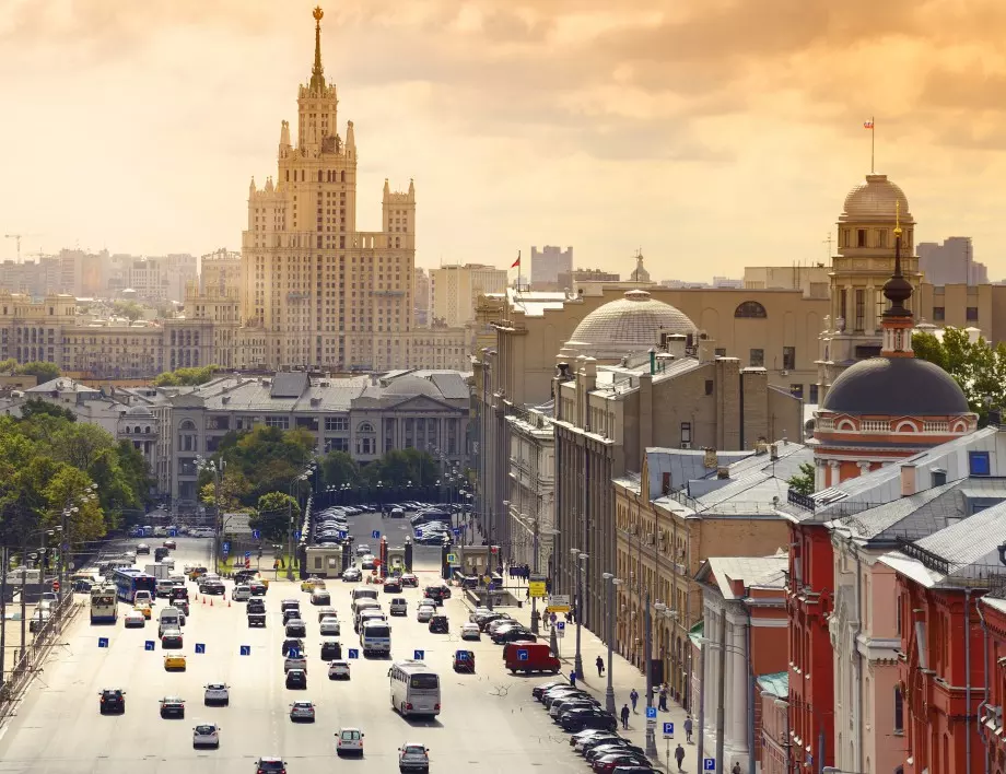 Москва: Държавни служители гласуват под строй за преименуване на площада пред посолството на САЩ в чест на ДНР