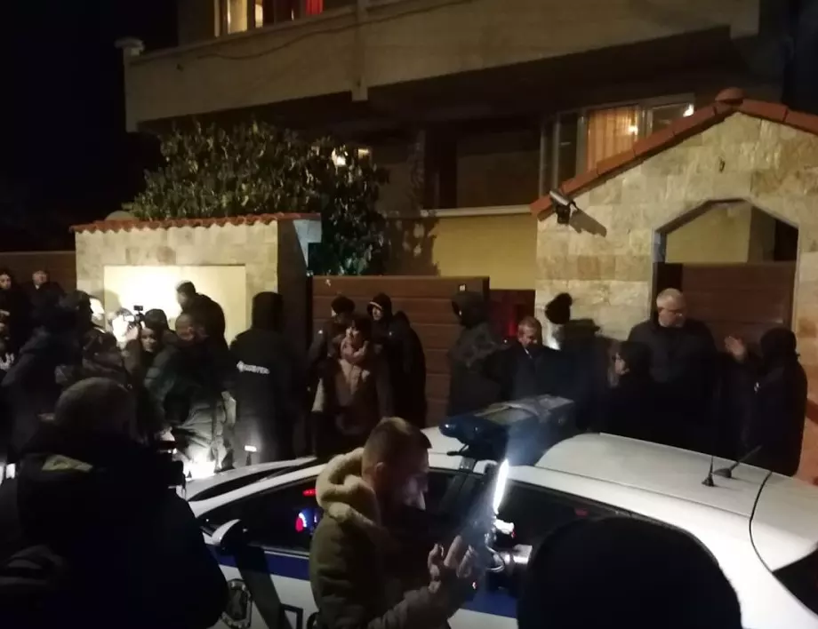 Членове и симпатизанти се мъчат да спрат с жива верига ареста на Бойко Борисов (ВИДЕО)