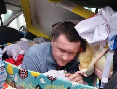 Украинец се опита да напусне страната, скрит в бебешка кутия (СНИМКИ)