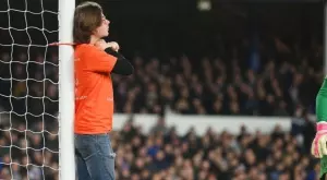 Невиждан протест: Фен за малко да се самоубие по време на мач от Висшата лига (ВИДЕО 18+)