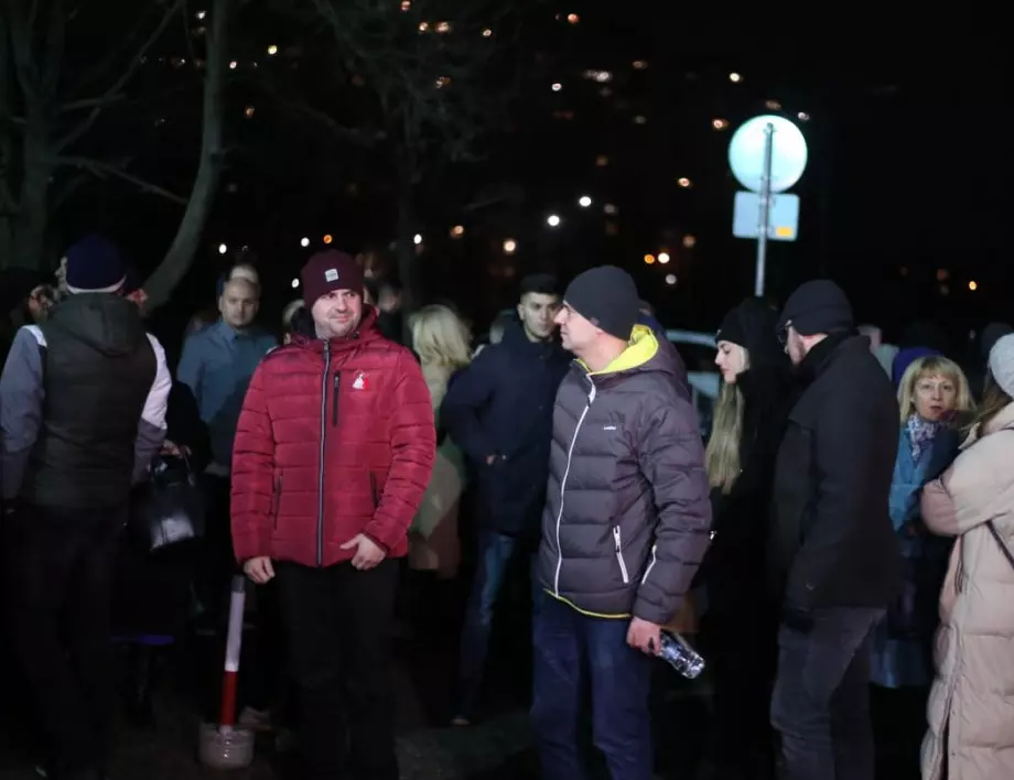 Депутати от ГЕРБ опитаха да влязат в сградата на ГДНП, отказаха им (ВИДЕО)