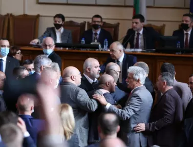 Високо напрежение в парламента: Депутатите едва не стигнаха до бой