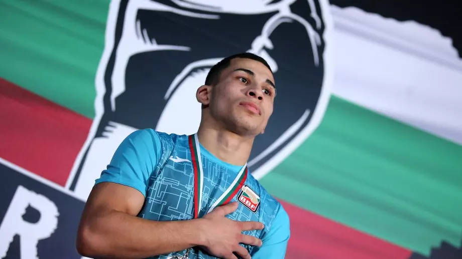 Радослав Росенов нокаутира румънски боксьор на Европейското в Пореч
