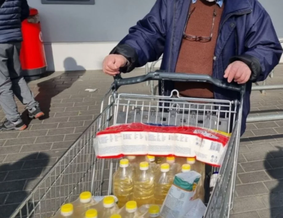 Коментар №1 на седмицата: Бежанците да ми дадат 40 лв. да си купя олио и бензин