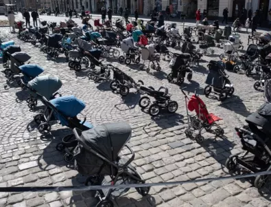 Купчина детски колички в Лвов - колкото са убитите деца в Украйна (СНИМКА)