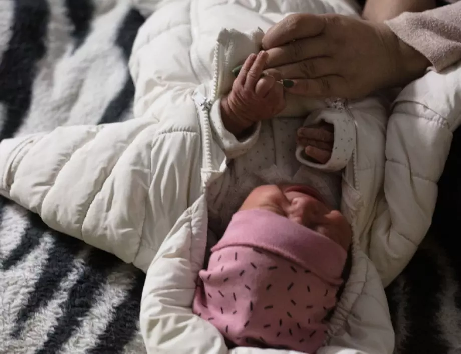 Украинската майка, която спаси бебето си от шрапнелите