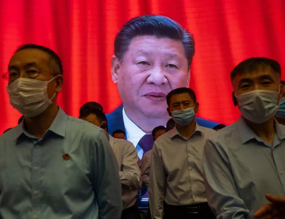 Китай изкара танковете, за да спре хората да теглят парите си от банките (ВИДЕО)