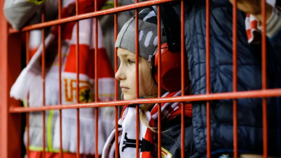 "This is SPARTA": Момиченце избухна в пламенна атака към играч на Борусия Дортмунд (ВИДЕО)
