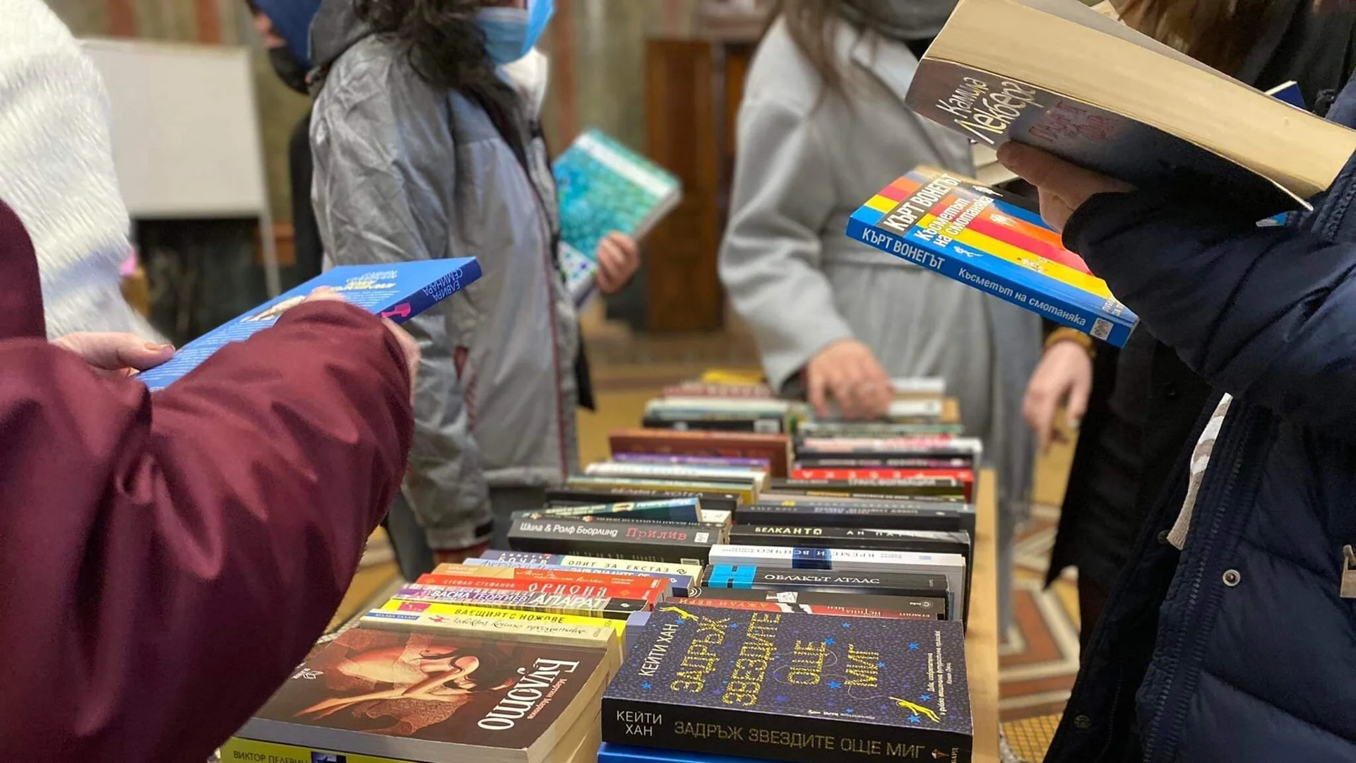 "Купи книга – дари надежда": Студенти на СУ с поредна благотворителна инициатива преди Коледа (СНИМКИ)