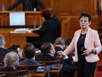Ирена Анастасова: БСП не са обсъждали излизане от коалицията