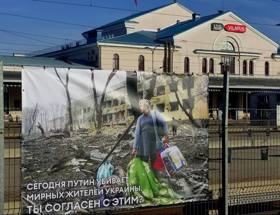 Изложба за руснаци: Путин убива мирни хора. Одобрявате ли това? (СНИМКИ)