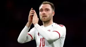 Страхотен жест! Дават капитанската лента на Ериксен за завръщането му на „Паркен“, където получи сърдечен арест