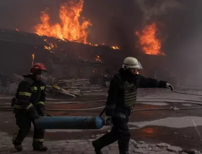 Пожар гори в бизнес център в Москва, има блокирани хора в сградата (ВИДЕО)