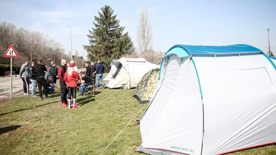 Отказаха ли се? Феновете на ЦСКА вдигат палатковия лагер пред БФС