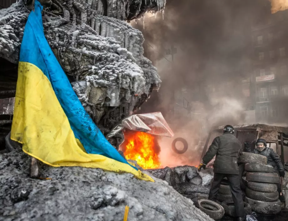 "Мъжете ни вече нямат сили за фронта". Защо съпруги на украински войници вдигнаха такива плакати в Киев