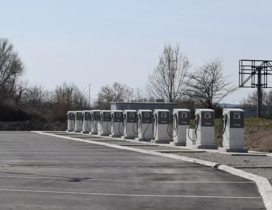 Всички зарядни станции за новите електробуси в Бургас вече работят