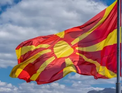 В капан: Процедурни неясноти и спекулации спъват решението за ветото на Македония 