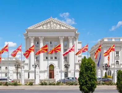 Скандал в парламента на Северна Македония - депутат счупи компютъра на зам.-председателя