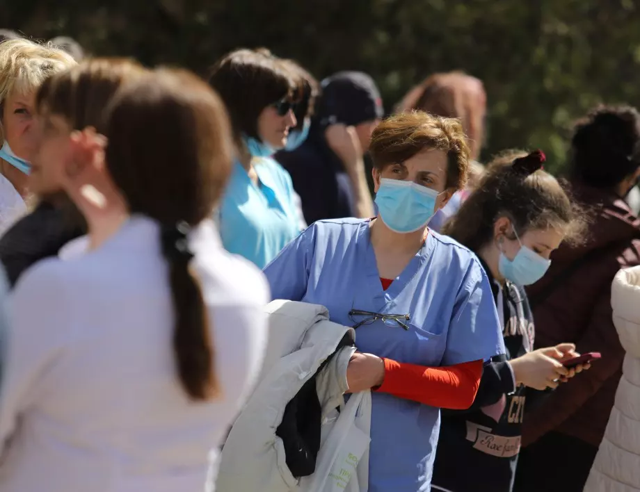 Медици на протест пред Александровска болница, имали очаквания към министър Сербезова