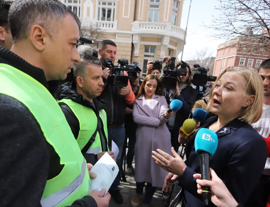 Йорданова слезе при протестиращите полицаи и надзиратели