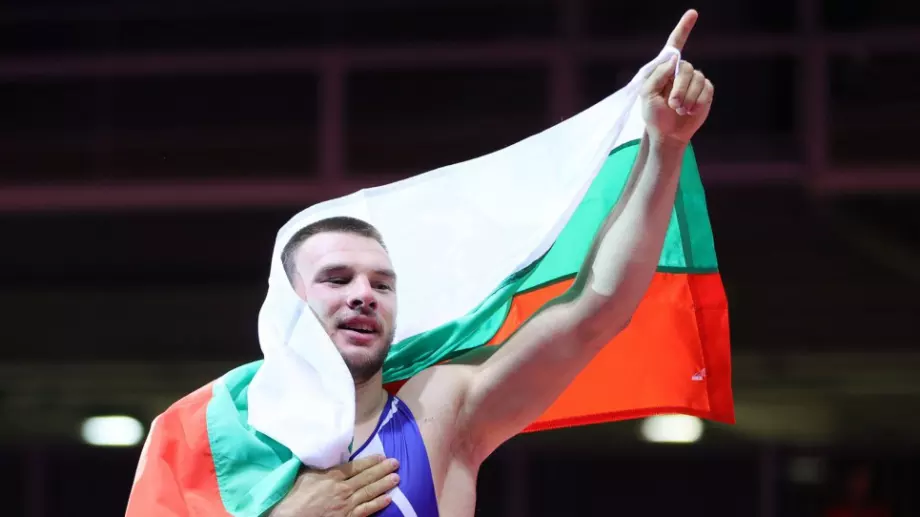 Настръхващо: Българският химн звуча в чест на шампиона Кирил Милов (ВИДЕО)