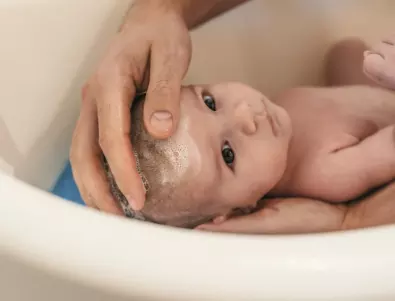 Защо бебето плаче след баня?