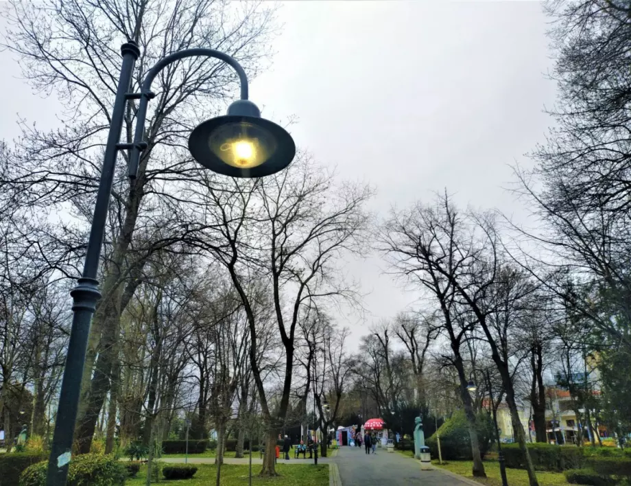 Бургас ремонтира осветлението в Морската градина
