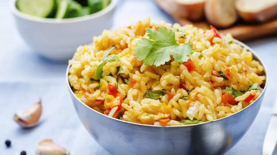 Ориз със задушени зеленчуци и подправки - по-вкусен от всякога