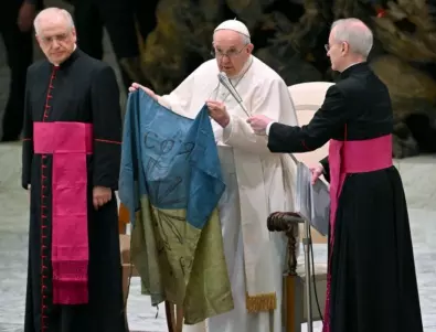 Папа Франциск осъди клането в Буча, държейки в ръце украинското знаме