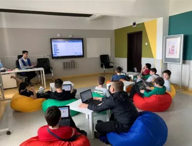 160 деца се обучават на безплатно програмиране, организирано от Бургас
