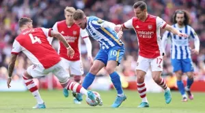 Арсенал загуби от Брайтън в битка с ВАР, греди и красиви попадения 